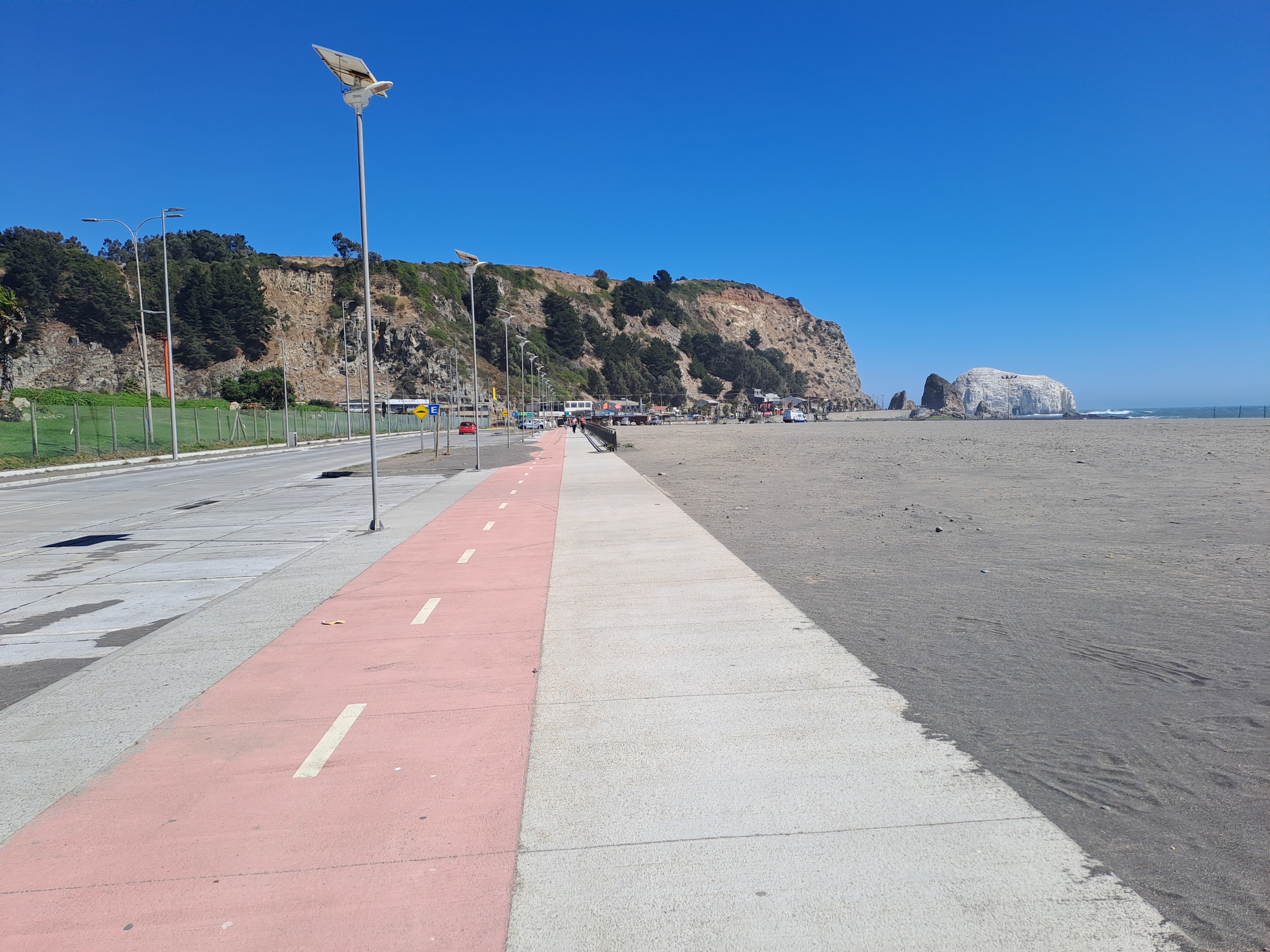 Fotografía del borde costero con ciclovía